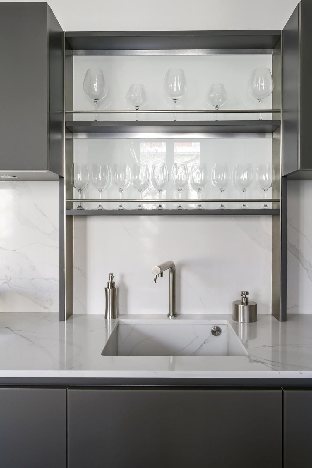 Coin bar minéral avec verrerie intégrée