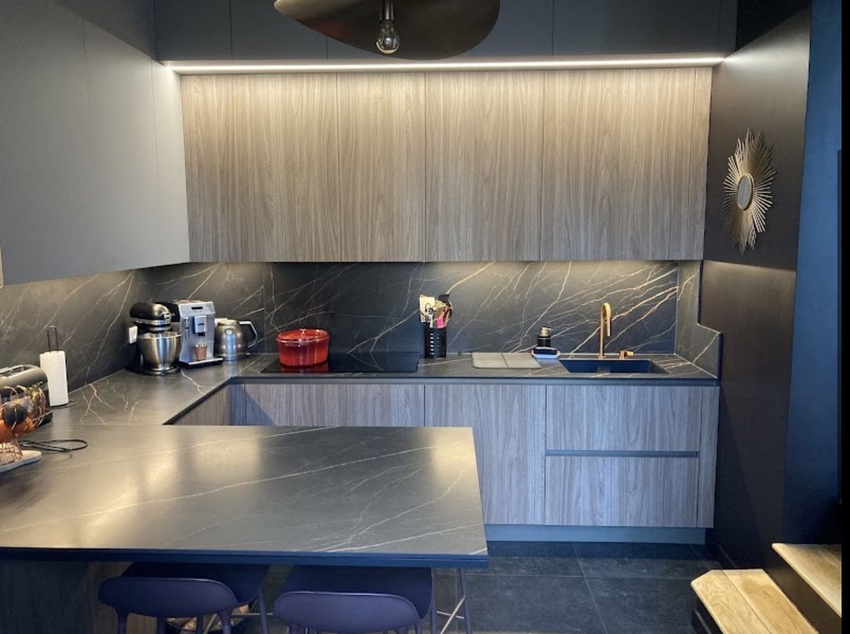 Composition en L bleu nuit avec crédence sombre