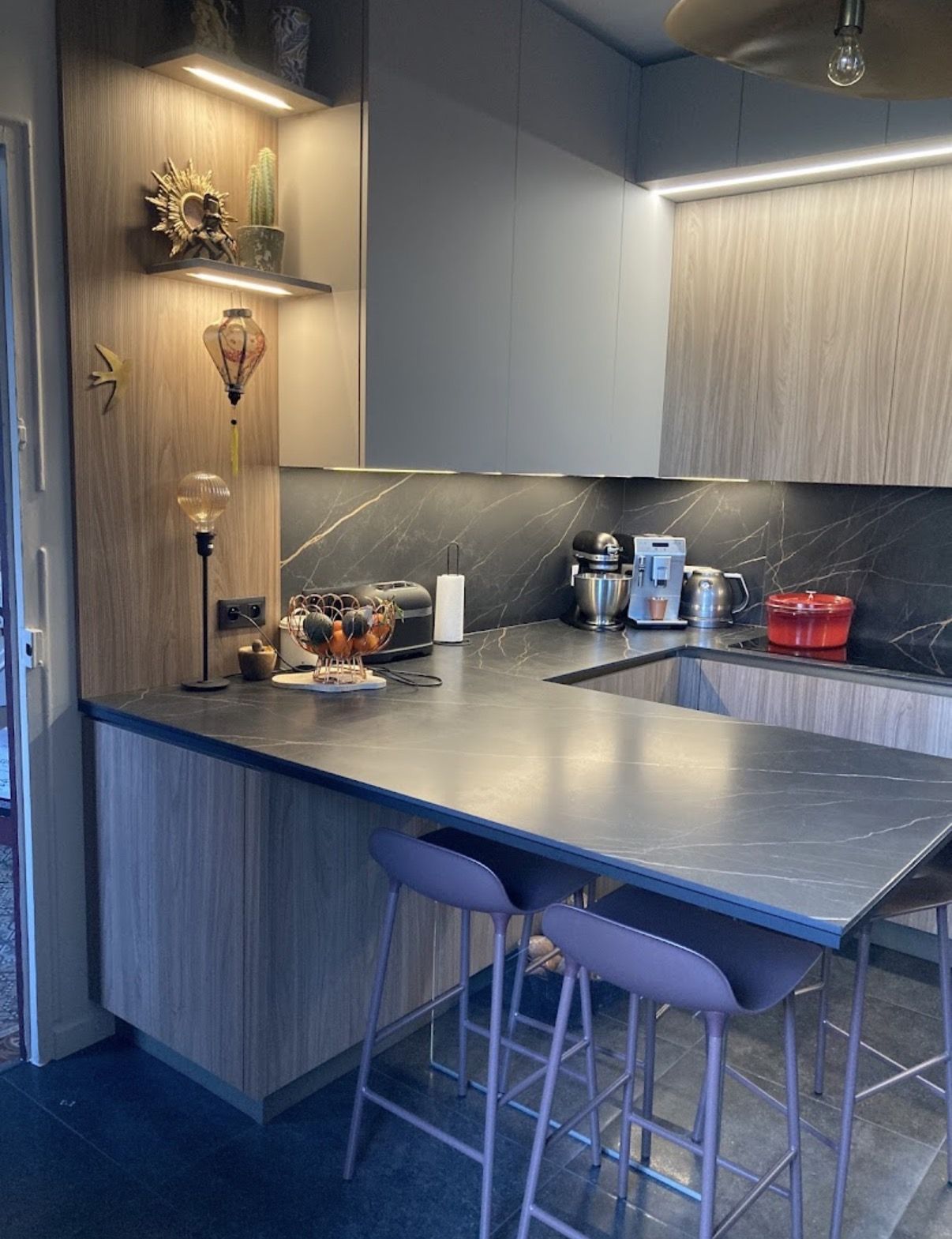 Cuisine bleu nuit et bois rainuré