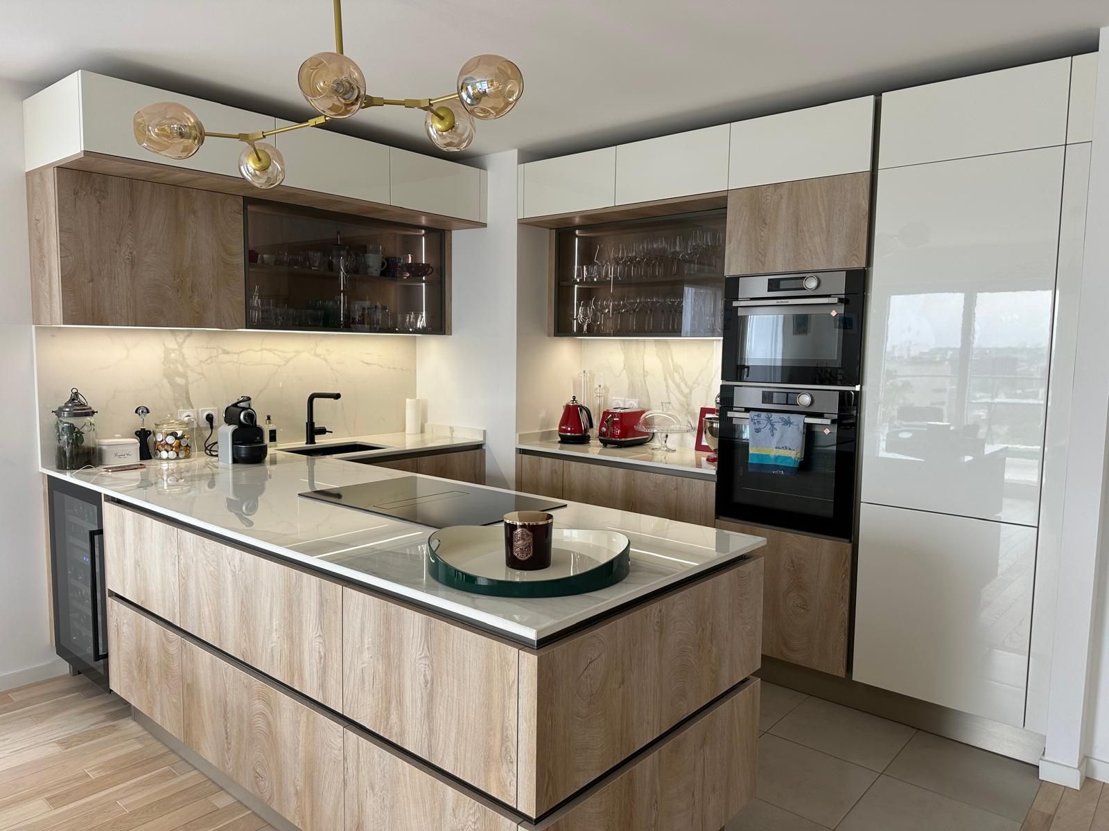 Cuisine bois clair et façades blanches avec îlot