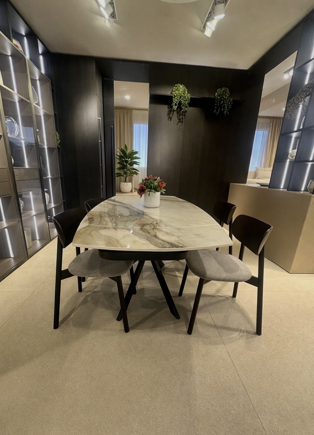 Cuisine conviviale avec îlot central en chêne