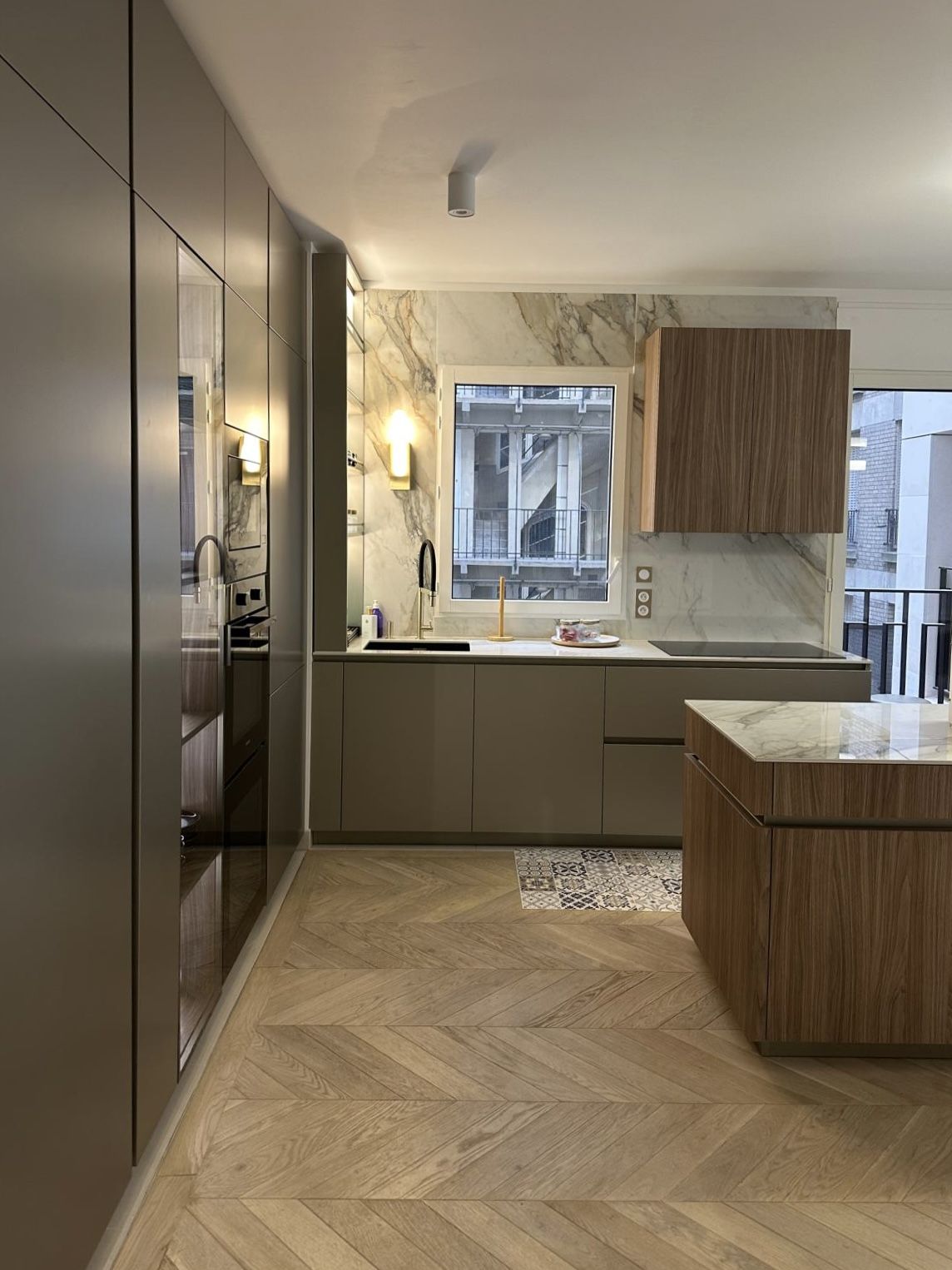 Cuisine greige et marbre en appartement