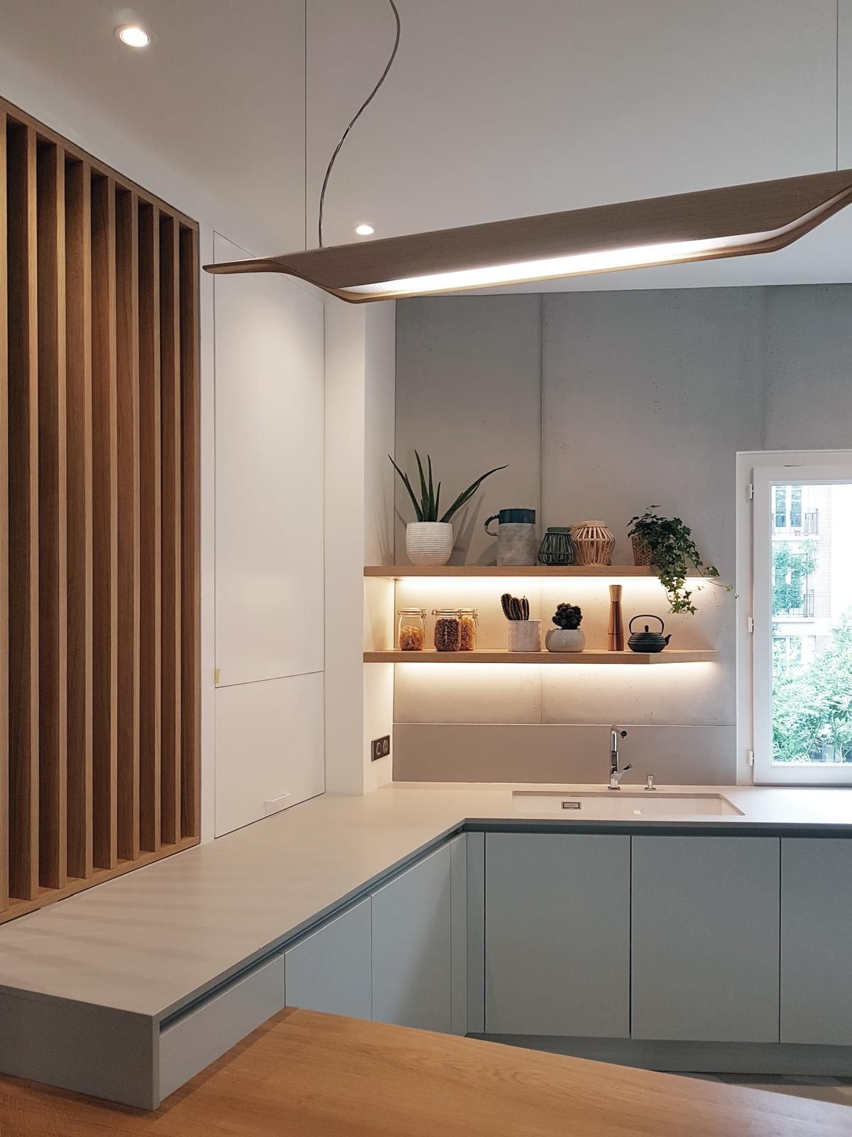 Cuisine gris perle avec retour en bois