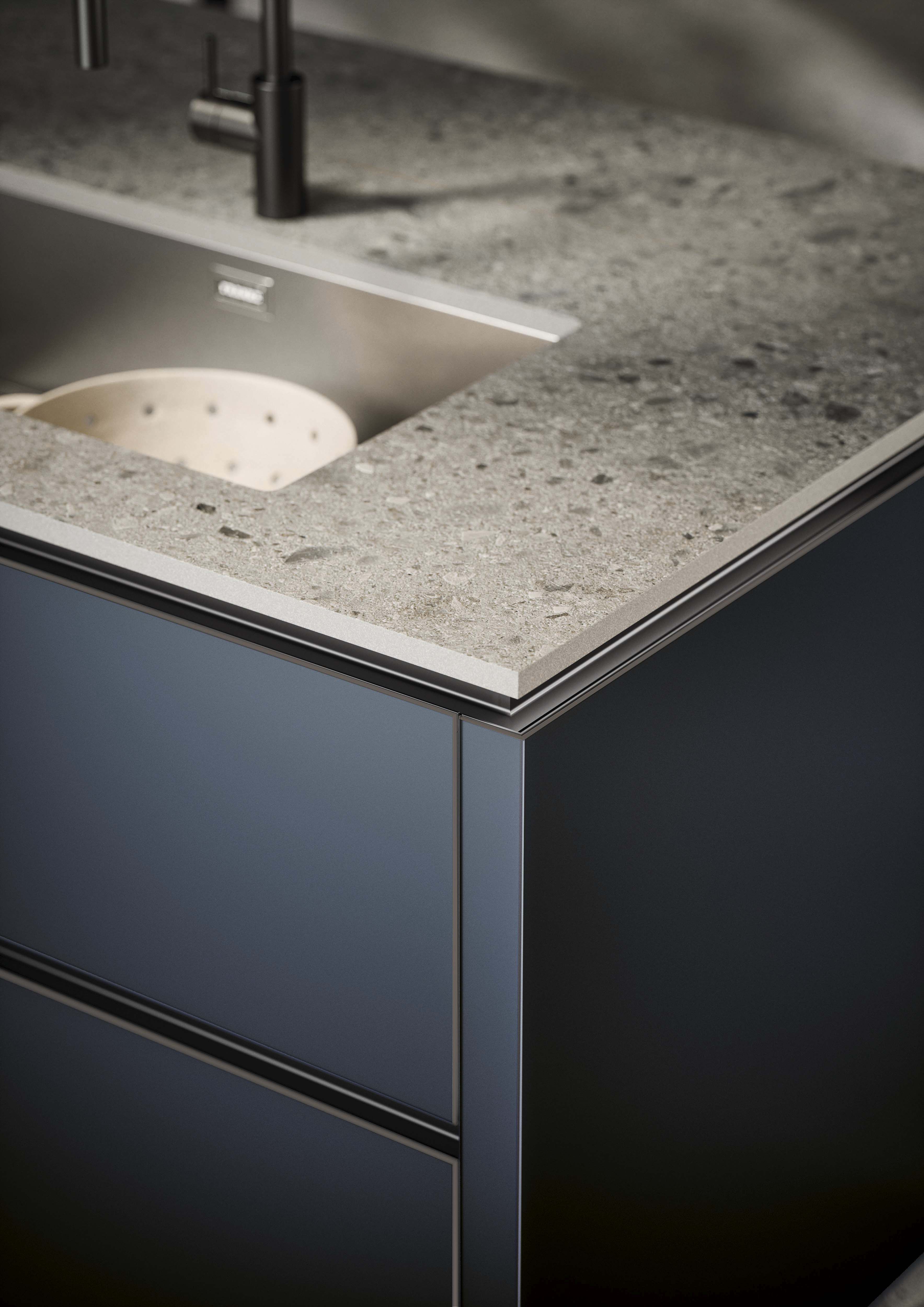 Détail d’évier sous-plan sur marbre noir