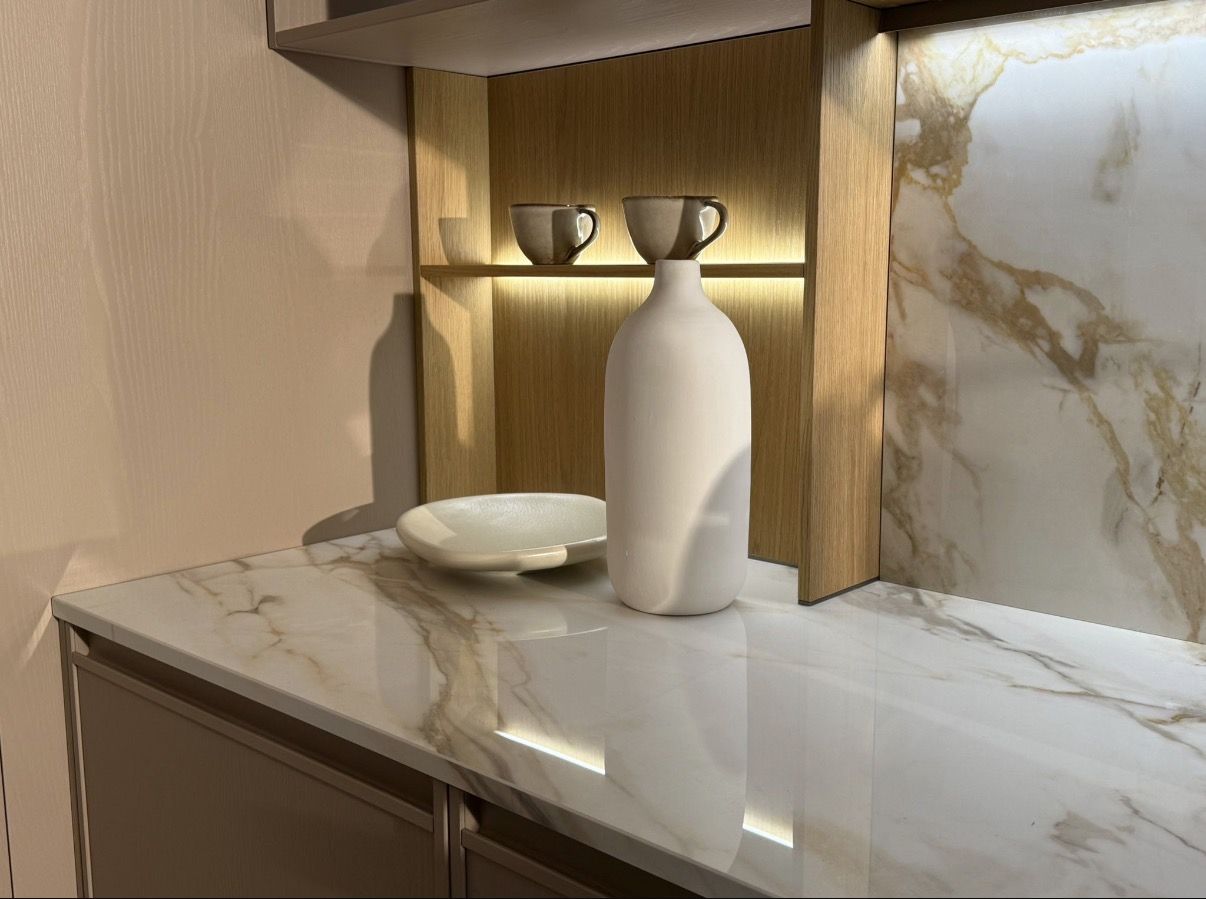 Détail de niche en bois et marbre clair