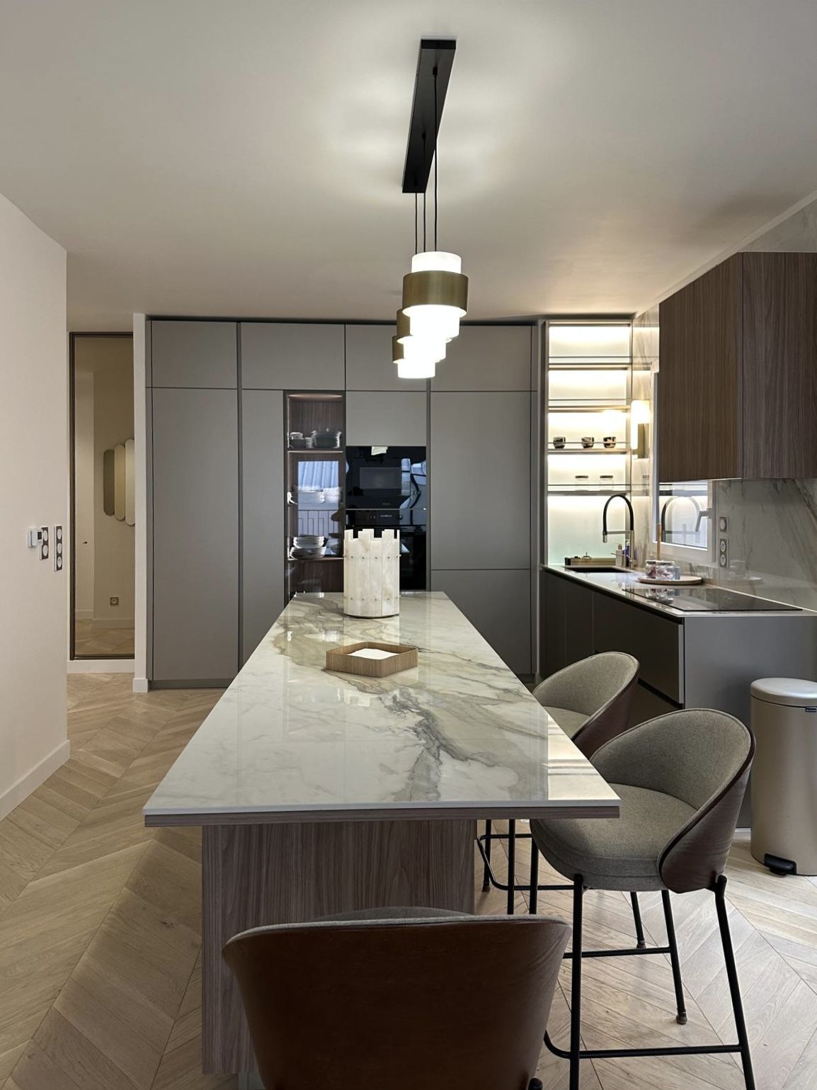 Îlot marbré et colonnes graphite