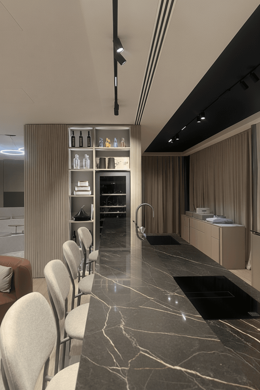 Îlot noir veiné dans une cuisine haut de gamme