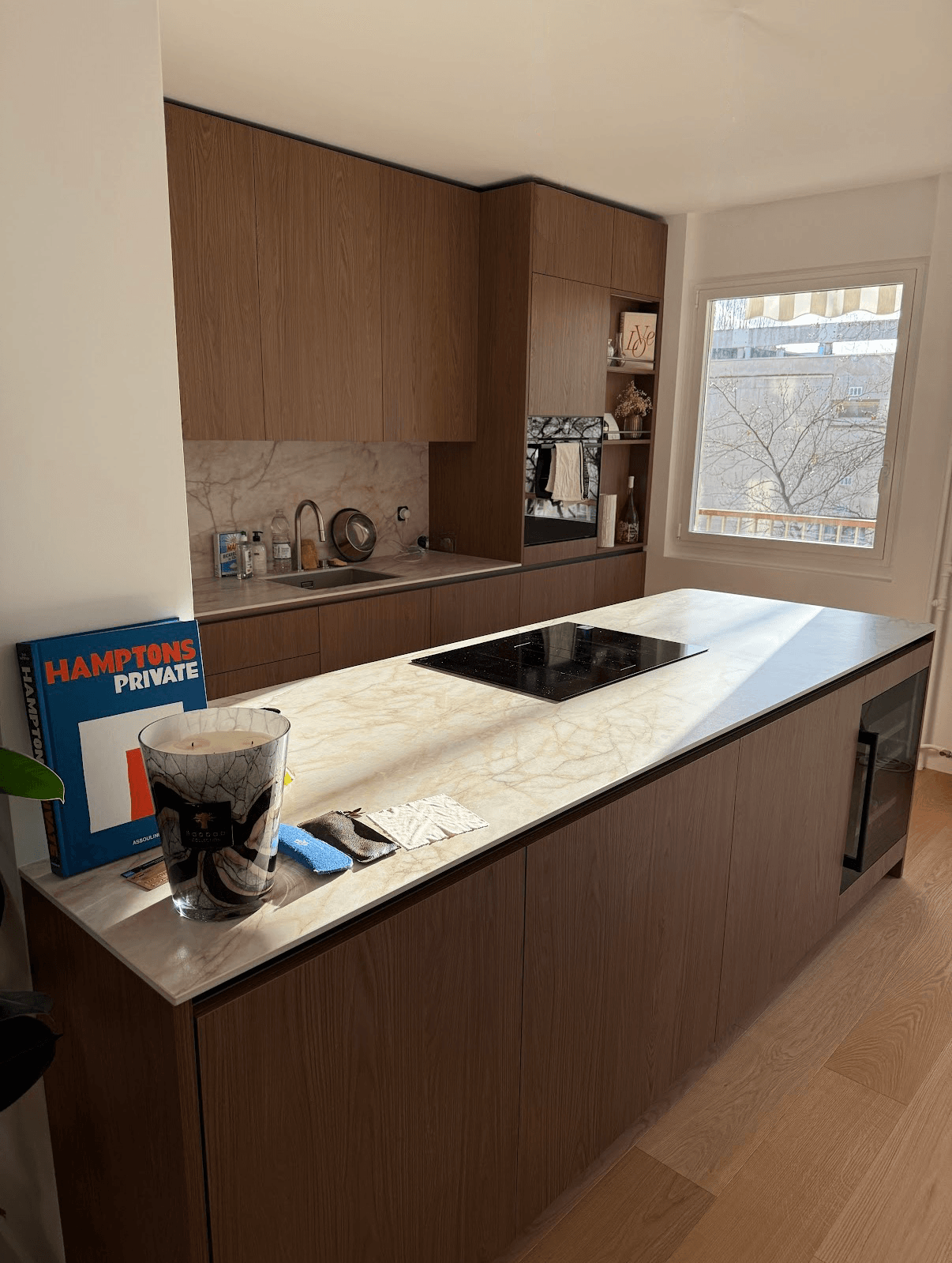 Îlot en noyer et plan de travail Calacatta