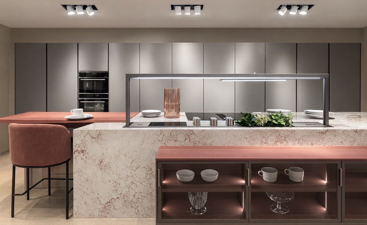 Îlot sculptural en pierre rosée et façades taupe